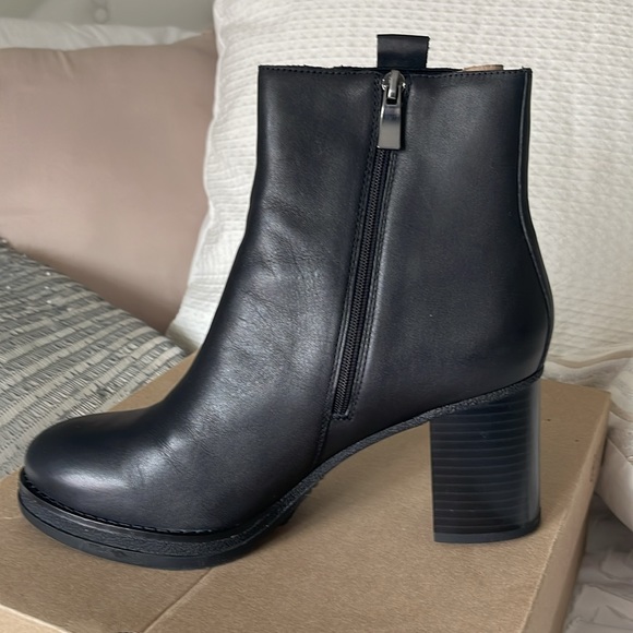 👢 CLARKS Mable Easy black leather boot, size 9 1/2. - Picture 7 of 16